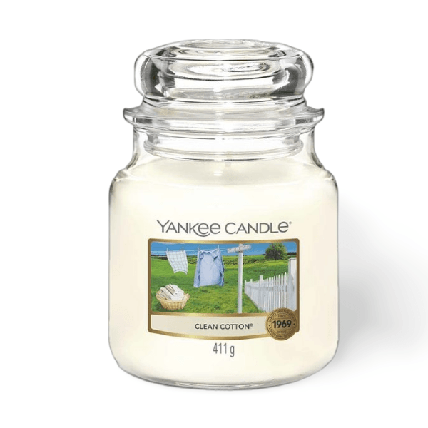 The YANKEE Classic Candle – Clean Cotton offers a fresh blend of sun-dried cotton, white flowers, and lemon for a bright, airy home.